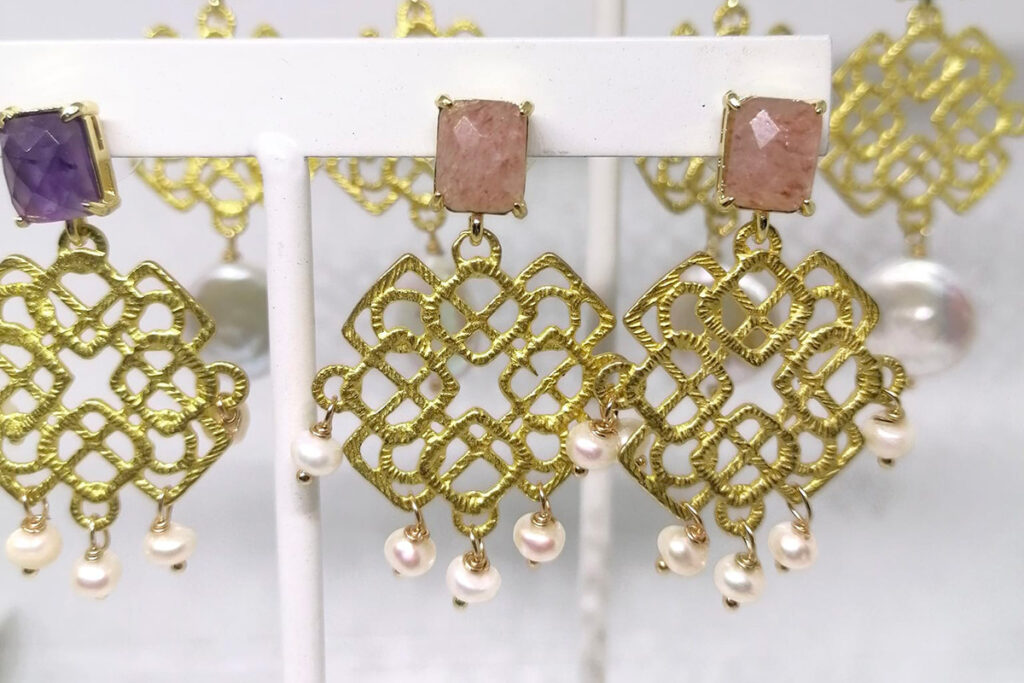 I gioielli di Francesca sono pezzi unici, realizzati interamente a mano, per esaltare la bellezza e la personalità di chi li indossa […]